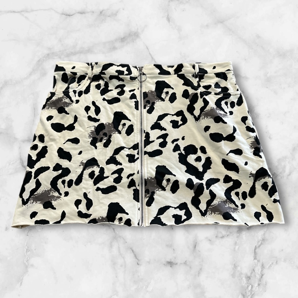 Beyond this Plane cream colored cow print mini skirt front zipper Size 3XL